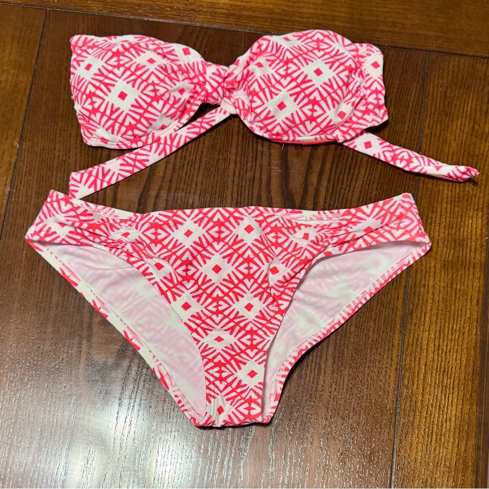 Old Navy- Women’s Coral and White Geometric Bikini Set - Size Small